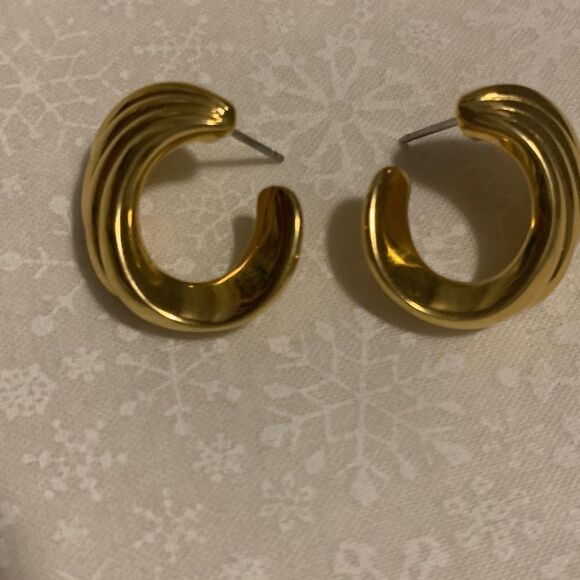Vintage Crown Trifari Gold Pierced Hoop Earrings - Picture 13 of 16